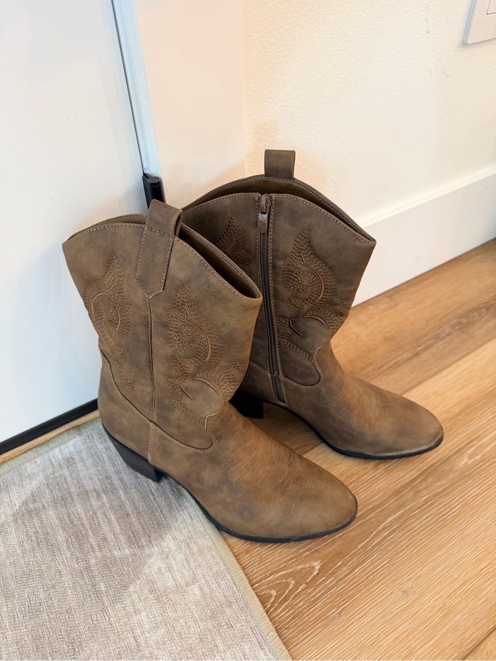 Global Win Brown Western Mid Calf Boots. 2 inch heels.